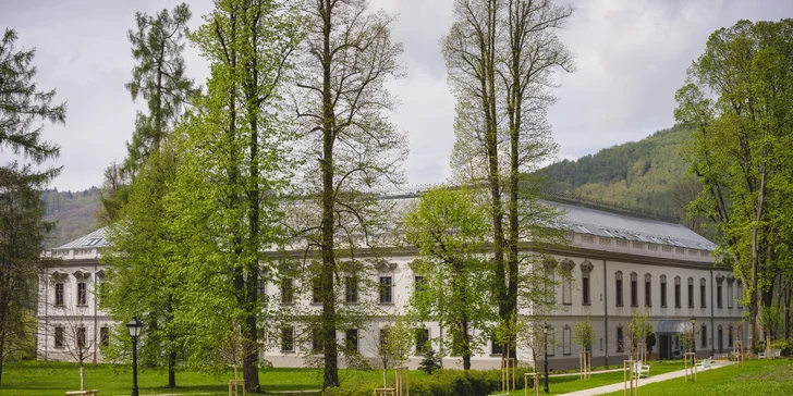 Pobyt na zámku v Považské Bystrici s polopenzí, wellness a cvičením jógy