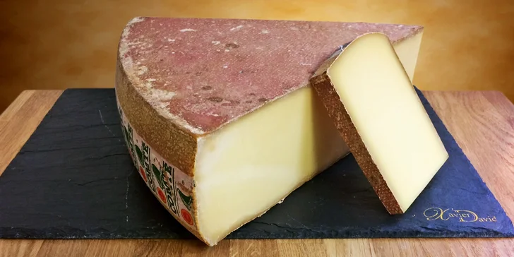 Francouzský sýr Comté se slanou a ovocnou chutí k vyzvednutí v pasáži Lucerna