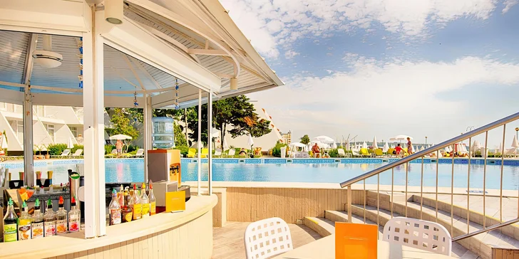 Hotel se nachází v klidnějším letovisku Obzor.