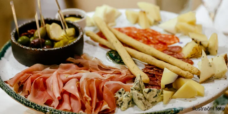 Degustační chvilka: italské sýry a uzeniny, olivy, sušená rajčata a lahev vína