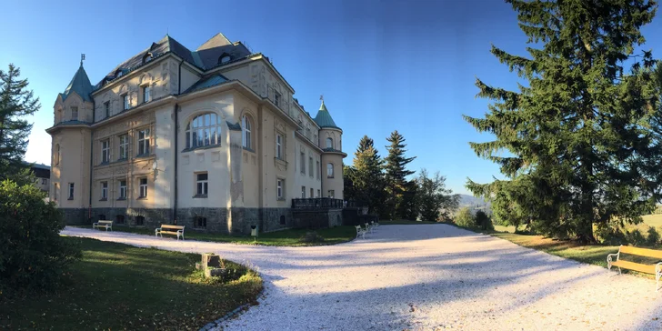 Jaro a léto na prahu Krkonoš: Prosté bydlení u Kramářova zámku s polopenzí