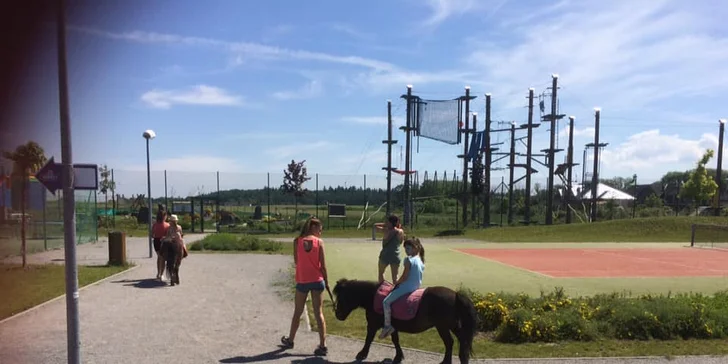 Vyrazit na lanovou stezku mohou děti už od 12 let (s minimální výškou 140 cm a za doprovodu rodičů). 