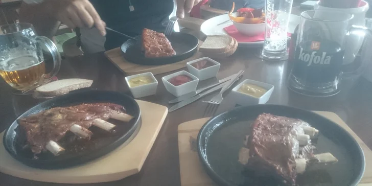 Nejlepší maso je u kosti: kilo grilovaných žeber s pečivem