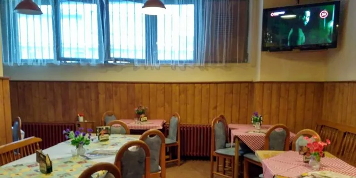 Pečené vepřové koleno s pečivem a oblohou pro velkého hladovce