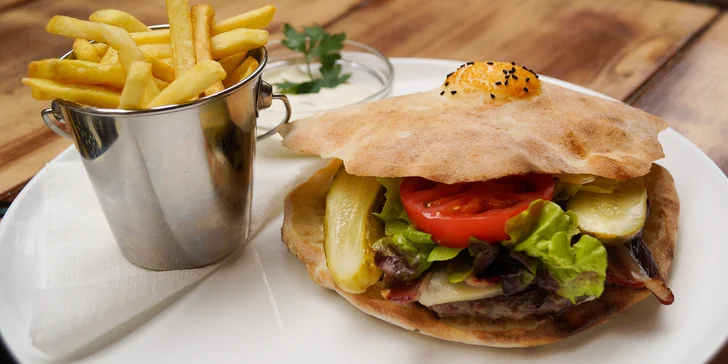 Burger jako žádný jiný: bosenský „Special“ s 200 g mletého masa a hranolky