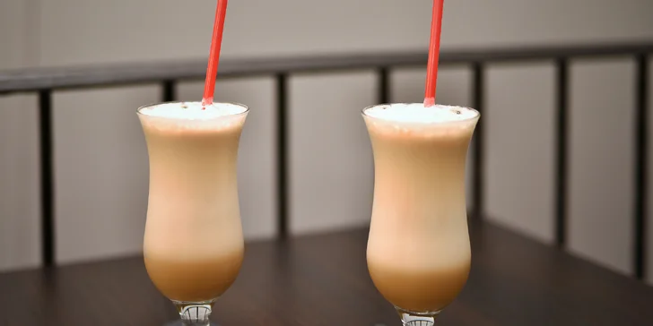 Dvě kávy v novém café & clubu blízko Národní: v nabídce i frappé či se zmrzlinou