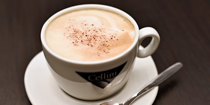 Dvě kávy v novém café & clubu blízko Národní: v nabídce i frappé či se zmrzlinou