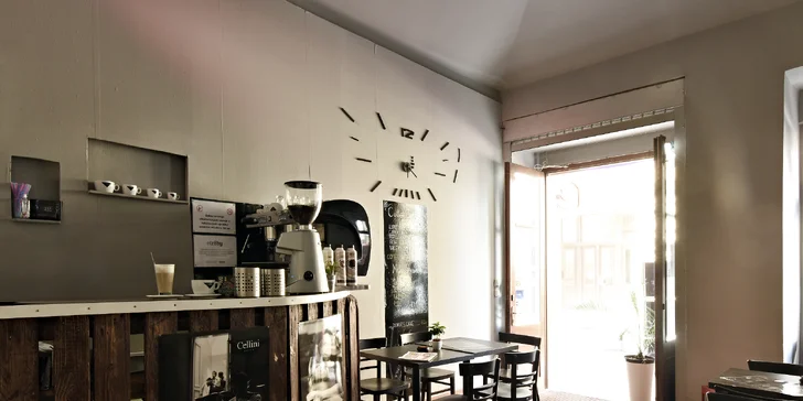 Dvě kávy v novém café & clubu blízko Národní: v nabídce i frappé či se zmrzlinou