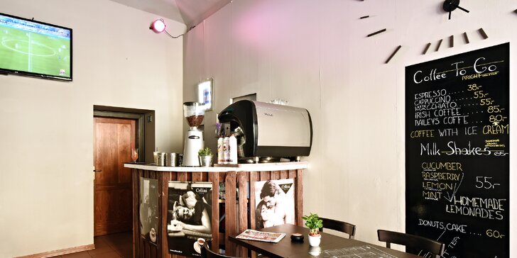 Dvě kávy v novém café & clubu blízko Národní: v nabídce i frappé či se zmrzlinou