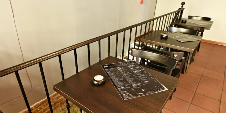 Dvě kávy v novém café & clubu blízko Národní: v nabídce i frappé či se zmrzlinou