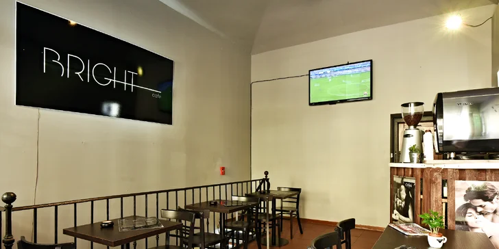 Dvě kávy v novém café & clubu blízko Národní: v nabídce i frappé či se zmrzlinou