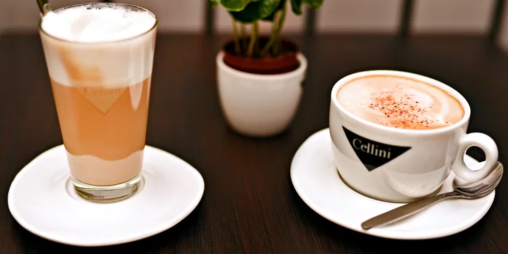 Dvě kávy v novém café & clubu blízko Národní: v nabídce i frappé či se zmrzlinou