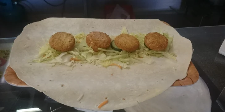 Dobrota do ruky s sebou: hovězí kebab nebo falafel v tortille, v chlebu i se salátem