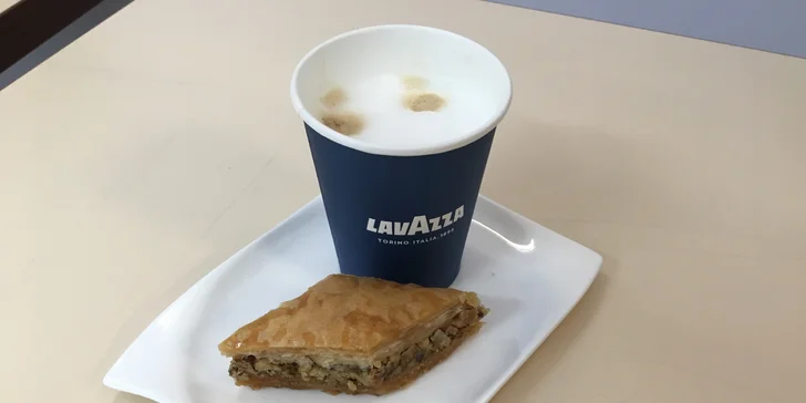 Pochoutka z východu: Ořechová baklava a káva či čaj s sebou