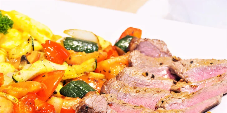 Hovězí rib eye steak s bohatou přílohou a hříbkovou omáčkou pro dva