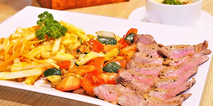 Hovězí rib eye steak s bohatou přílohou a hříbkovou omáčkou pro dva