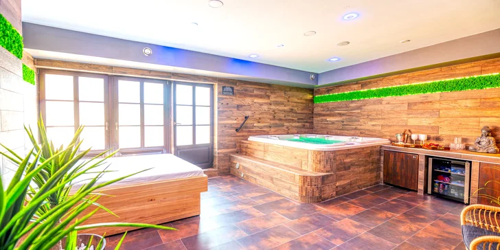 A co takhle relax? I ten vám tu zajistí – v hotelu je wellness s párou, saunou, vířivkou a terasou. 