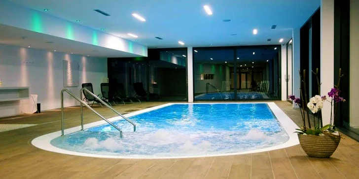 Ve wellness je bazén s vířivkou, 4 druhy saun, relaxační zóna a malé fitko.