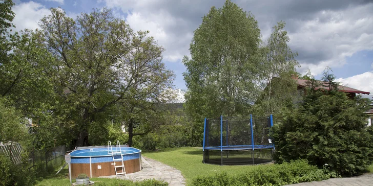 Během hezkého počasí na vás čeká bazén i trampolína
