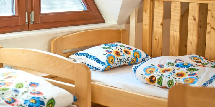 Na poschodí v podkroví nájdete izbu so štyrmi jednolôžkovými posteľami.