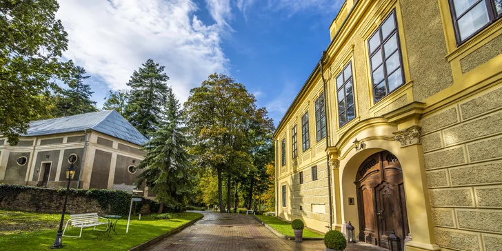 U zámku je discgolfové hřiště a tenisový kurt, dále zámecká herna nebo třeba úniková místnost. 