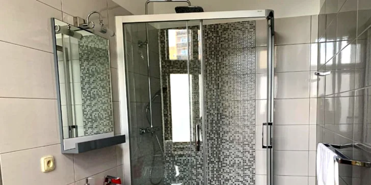 Všetky izby disponujú vlastnou kúpeľňou so sprchou a toaletou.
