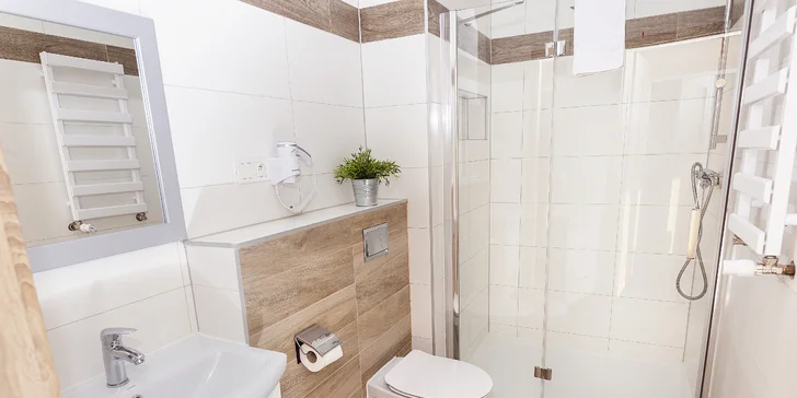 Vlastní koupelna je samozřejmostí. V té najdete sprchový kout, fén a WC.