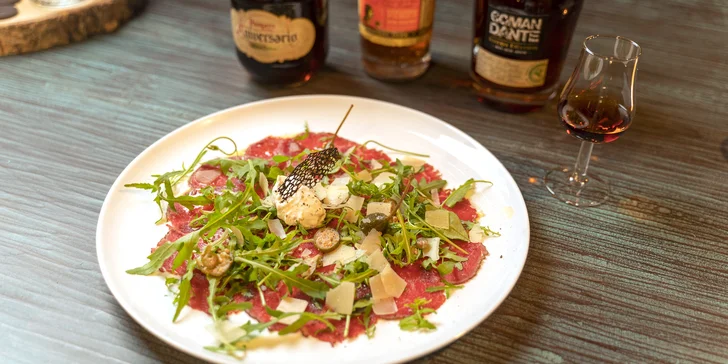 Hostinu odstartuje hovězí carpaccio s lanýžovým crème fraîche.