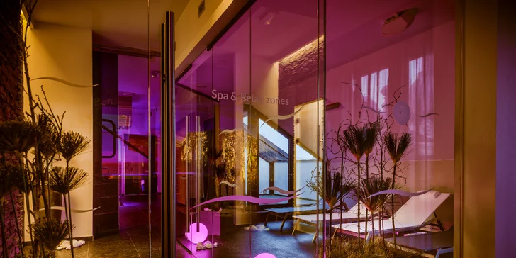 Ve wellness na vás čeká finská, parní a infrasauna, vířivka, Kneippův chodník a zážitková sprcha.