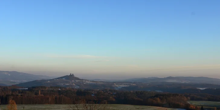 Na vrch Vyskeř, odkud jsou Trosky vidět, se dostanete po 17minutové procházce lesem.