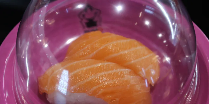 Stejně jako čerstvé kousky lososa na sushi rýži.