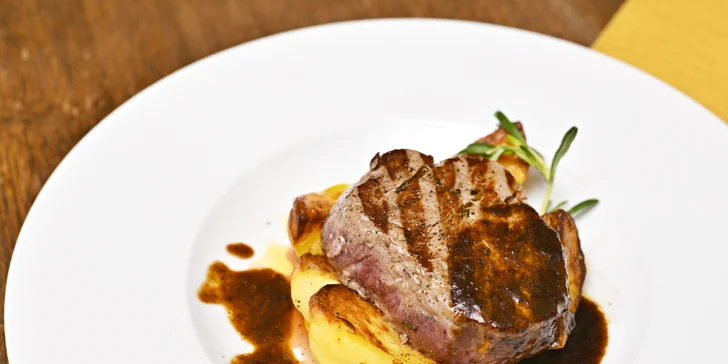 Můžete si dát hovězí svíčkovou, steak z tuňáka, rybu dle denní nabídky, špagety nebo kalamáry. 