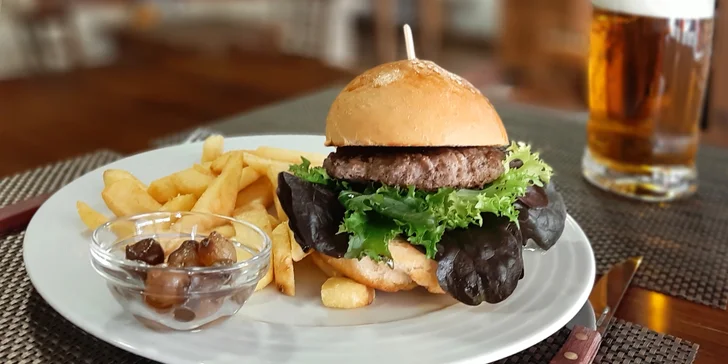 150 g masa je vloženo do domácí bulky, které si tu pečou sami přímo v restauraci, zalito bbq omáčkou a obloženo zeleninou a čedarem.