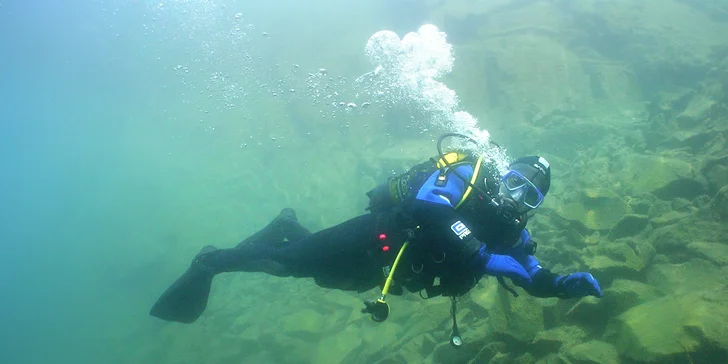 Zhruba půl den strávíte potápěním pod dozorem zkušeného instruktora v lomu ve Výklekách (15 km od Přerova).