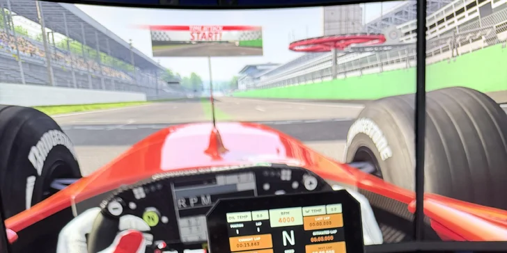 V RACEZONE vás pohltí profesionální simulátory motorsportu i leteckých dobrodružství.