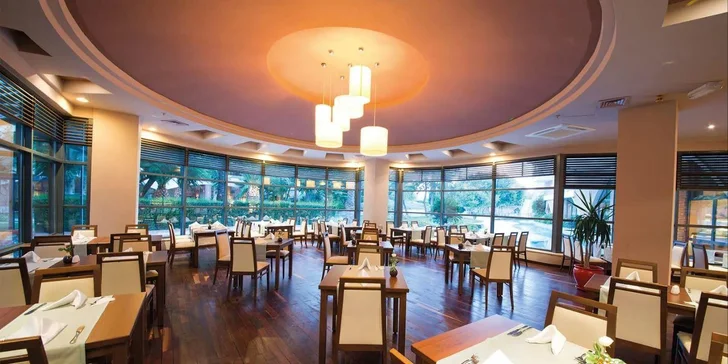 Kromě dvou hlavních restaurací na vás čekají speciality v Galata Snacku s těstovinami a pizzou, tradiční placky v Gozleme House nebo cukrárna.

