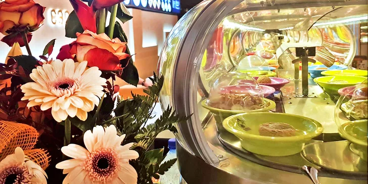 Sushi kousků tu připravují pestrou škálu.