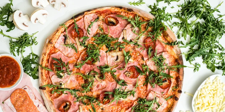  Pizza je primárně určená na odnos s sebou, ale je možné ji sníst i jednoho vnitřního stolečku a dvou venkovních stolů. 