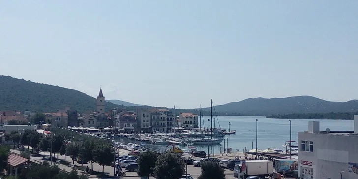 Pláž Lolič je oceněná modrou vlajkou. 