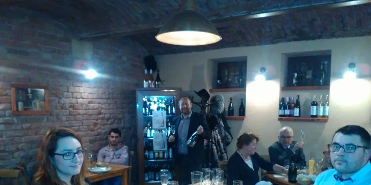 Řízená degustace vína s výkladem sommeliera vč. občerstvení pro 2