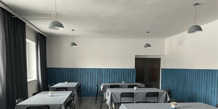 V stredisku je jedáleň pre 50 ľudí s vonkajšou časťou pre ďalších 48 ľudí a bufet.