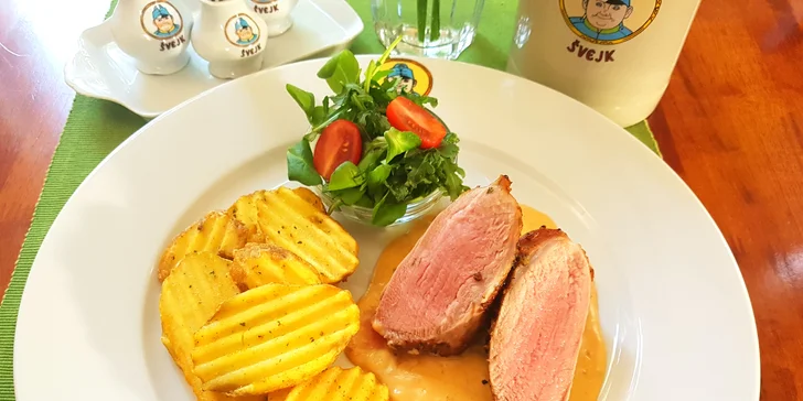Jde se ke Švejkovi: Sladěné menu s grilovanou vepřovou panenkou pro 1 či 2 osoby