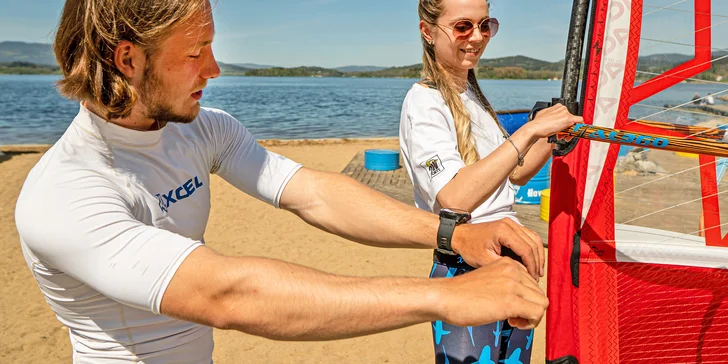 Na základním kurzu si osvojíte základní dovednosti windsurfingu (nejprve na souši a následně na vodě) a získáte teoretické i praktické dovednosti.