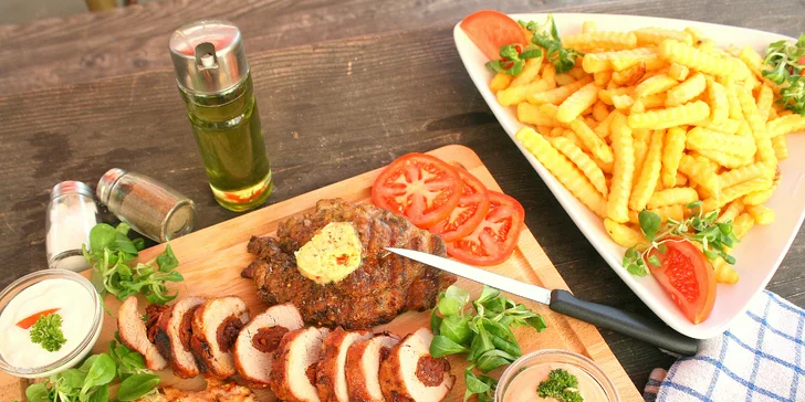 Prkno plné grilovaných dobrot a možnost zahrát si bowling