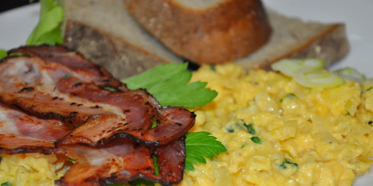 Před prací na snídani: domácí lívance, míchaná vajíčka nebo bagel v Cup and Cake