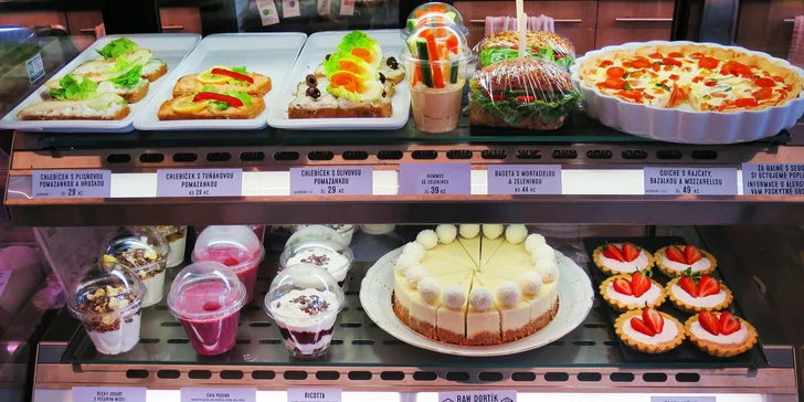 Lehká svačina v kavárně Melk: celozrnný chlebíček, káva a limonáda