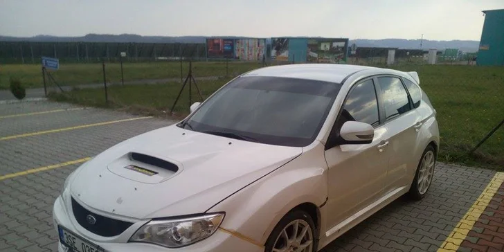 Jako rallye jezdec: 6 kol v závodním Subaru WRX STi na okruhu v Dlouhé Lhotě