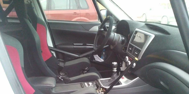 Jako rallye jezdec: 6 kol v závodním Subaru WRX STi na okruhu v Dlouhé Lhotě