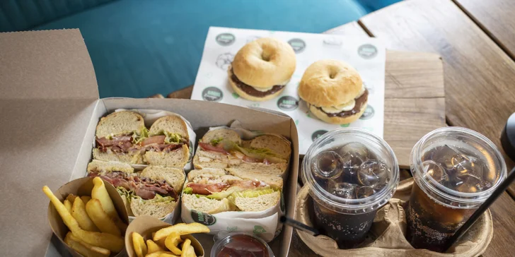 V bagel boxu najdete Bacon and cheese bagel se slaninou, sýrem, rajčaty, cibulí, majonézu, hořčici a salátem.
