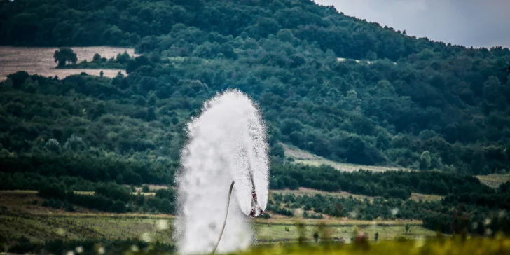 Proleťte se až 9 m nad vodou: flyboard na 25 nebo 30 minut i s instruktáží